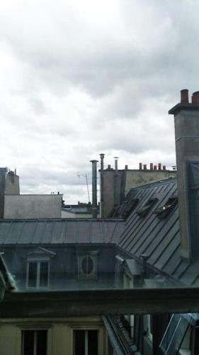 une vue du toit d'un bâtiment dans l'établissement Studette tout équipée pour 1 pers- 8 ème Arr Paris, à Paris