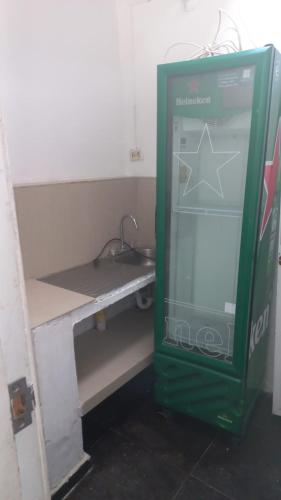 una caja verde junto a un fregadero en una habitación en apartamento Monimar en TAGANGA, en Santa Marta