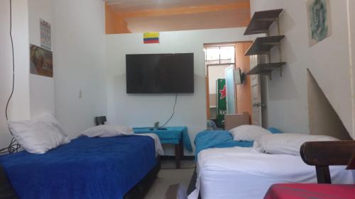 Habitación con 2 camas y TV de pantalla plana. en apartamento Monimar en TAGANGA, en Santa Marta