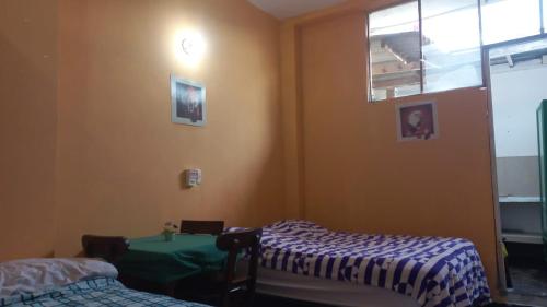 Pokój z 2 łóżkami, oknem i stołem w obiekcie apartamento Monimar en TAGANGA w mieście Santa Marta