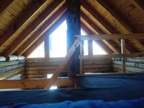 Habitación en una cabaña de madera con ventana en Cabañas Don Luis en Junín de los Andes