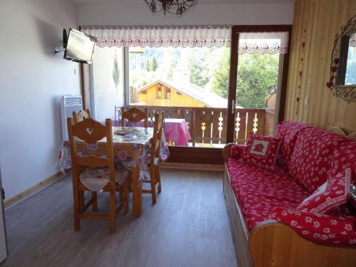 un salon avec un canapé, une table et des chaises dans l'établissement Duplex ensoleillé à Champagny-en-Vanoise - Balcon et terrasse - Proche commerces et télécabine - FR-1-464-1, à Champagny-en-Vanoise
