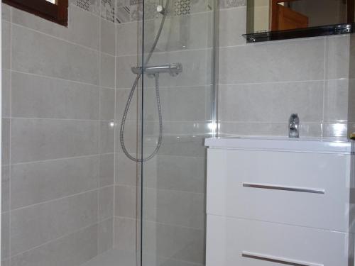 d'une douche avec une porte en verre à côté d'une armoire blanche. dans l'établissement Duplex ensoleillé à Champagny-en-Vanoise - Balcon et terrasse - Proche commerces et télécabine - FR-1-464-1, à Champagny-en-Vanoise