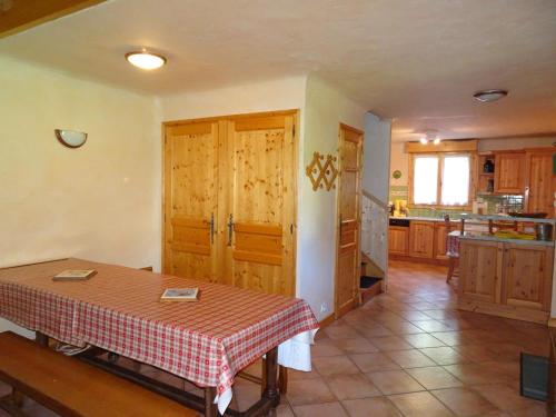 - une cuisine avec une table au milieu d'une pièce dans l'établissement Spacieux Triplex pour 12 pers, Terrasse, Cheminée, Garage - FR-1-464-19, à Champagny-en-Vanoise