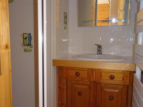 ein Bad mit einem Waschbecken und einem Spiegel in der Unterkunft Appartement Champagny-en-Vanoise, 6 pièces, 12 personnes - FR-1-464-19 in Champagny-en-Vanoise