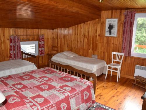 プラローニャン・ラ・ヴァノワーズにあるChalet Pralognan-la-Vanoise, 3 pièces, 6 personnes - FR-1-464-8のベッド2台と椅子が備わる客室です。