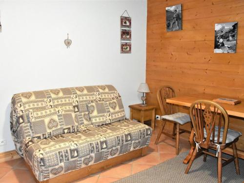 une chambre avec un lit, une table et des chaises dans l'établissement Charmant appartement proche des pistes, balcon, animaux admis - FR-1-464-6, à Pralognan-la-Vanoise