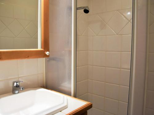 une salle de bain avec un lavabo et une douche dans l'établissement Charmant appartement proche des pistes, balcon, animaux admis - FR-1-464-6, à Pralognan-la-Vanoise