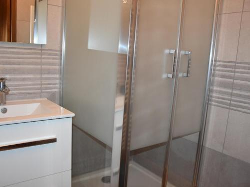 une salle de bain avec douche et lavabo dans l'établissement Charmant appart avec mezzanine, balcon sud, piscine chauffée, proche pistes et centre - FR-1-464-5, à Pralognan-la-Vanoise