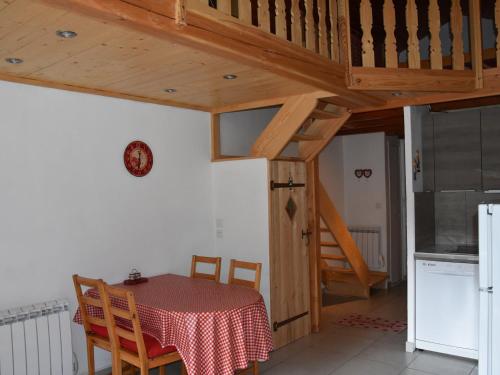 d'une salle à manger avec une table et un plafond en bois. dans l'établissement Studio mezzanine, terrasse sud, proche commerces et télécabine à Champagny-en-Vanoise - FR-1-464-17, à Champagny-en-Vanoise