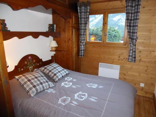 プラローニャン・ラ・ヴァノワーズにあるAppartement Pralognan-la-Vanoise, 3 pièces, 6 personnes - FR-1-464-22のログキャビン内のベッドルーム1室