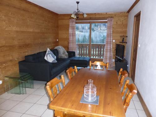 un salon avec une table en bois et un canapé dans l'établissement Appartement 3 pièces avec mezzanine et balcon sud, proche lac et navette Courchevel - FR-1-464-3, à Bozel