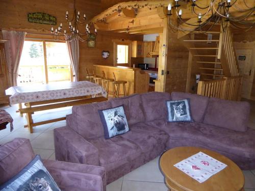 un salon avec un canapé violet et une table dans l'établissement Chalet Haut de Gamme 5P avec Mezzanine, Parking, Proche Téléphérique et Pistes - Pralognan-la-Vanoise - FR-1-464-7, à Pralognan-la-Vanoise