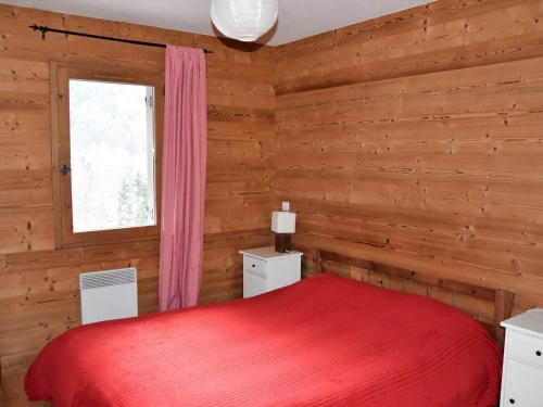 BozelにあるAppartement Bozel, 2 pièces, 4 personnes - FR-1-464-13のベッドルーム1室(赤いベッド1台、窓付)