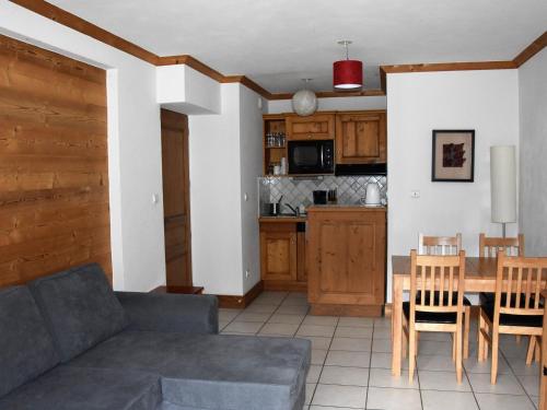 un salon avec un canapé et une table dans l'établissement Appartement cosy à Bozel - Balcon sud, garage, proche Courchevel et lac - FR-1-464-13, à Bozel
