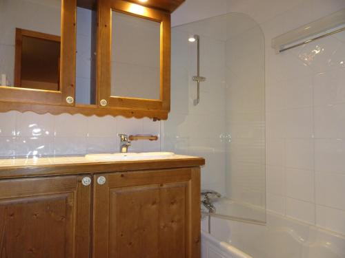une salle de bain avec un lavabo et une baignoire dans l'établissement Charmant appart 3 pièces avec parking, près des pistes - FR-1-464-15, à Pralognan-la-Vanoise