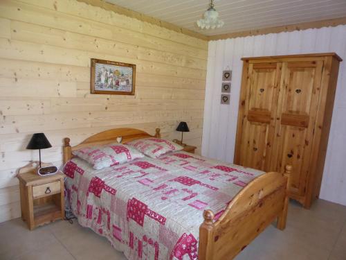 プラローニャン・ラ・ヴァノワーズにあるAppartement Pralognan-la-Vanoise, 3 pièces, 4 personnes - FR-1-464-29の木製の壁のベッドルーム1室(ベッド1台付)
