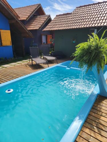 a swimming pool with a fountain in a house at Chalés Cabocla da Lua in Caraíva