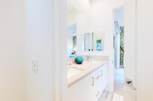 - une salle de bains blanche avec deux lavabos et un miroir dans l'établissement Miralon Mirage Permit# 5285, à Palm Springs