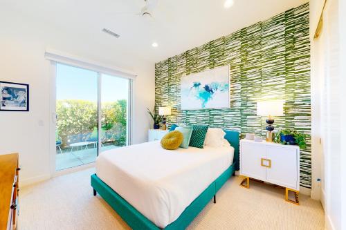 - une chambre avec un lit et une grande fenêtre dans l'établissement Miralon Mirage Permit# 5285, à Palm Springs