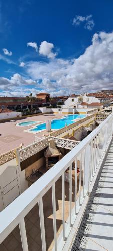 een balkon van een resort met 2 zwembaden bij Casa Mia in Caleta De Fuste