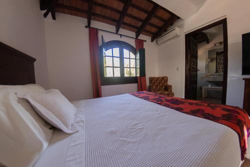 Säng eller sängar i ett rum på Hotel El Potrerillo de Larreta