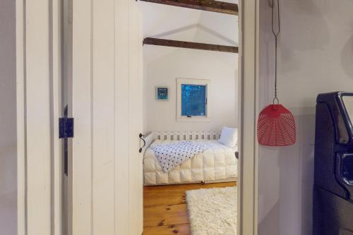 威爾明頓的住宿－Little Red，一间小卧室,卧室内配有一张床铺