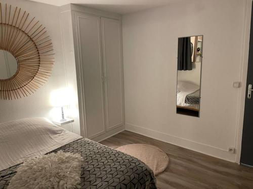 Postel nebo postele na pokoji v ubytování Fontainebleau centre-ville