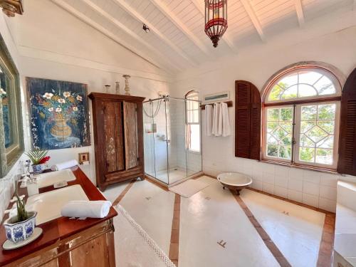 a bathroom with a shower and a sink at Vilatoro Guest House in Ilhabela