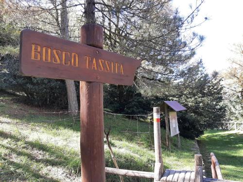 a sign that says bissoco tasmania on a pole at BB Cesarò Mariolo house in Cesarò