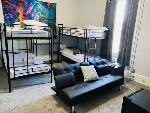Deluxe Shared MEN'S ONLY Dormitory rm4 – Photos 2