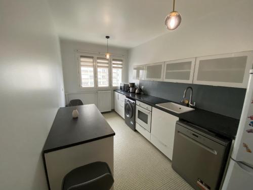Kuchyňa alebo kuchynka v ubytovaní Superbe appartement proche de Paris
