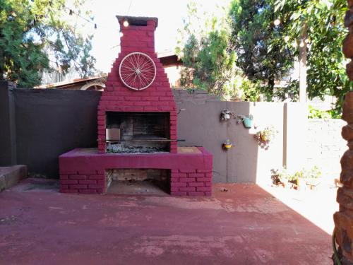 un horno de ladrillo rojo con un reloj en la parte superior en Residencial Villalobos en Eldorado