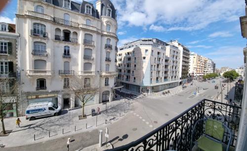 - une vue sur une rue d'une ville avec des bâtiments dans l'établissement Appartement Gambetta, à Pau