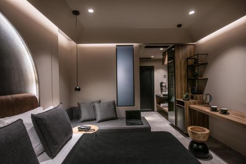 un salon avec un canapé et une table dans l'établissement Alsus Boutique Hotel - Adults Only, à Amoudara