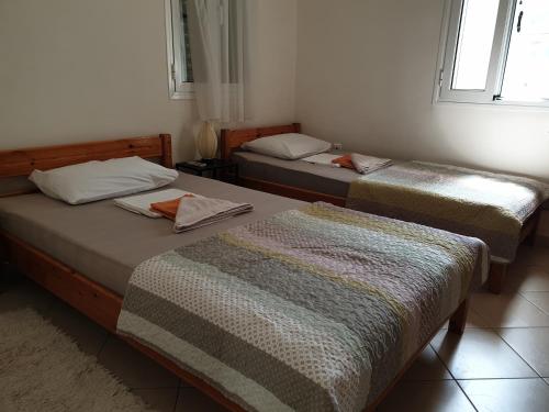 Zimmer mit 2 Betten und einem Fenster in der Unterkunft Nea Epidavros view in Nea Epidavros