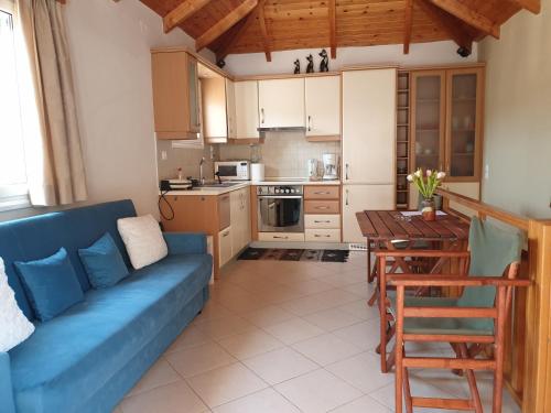 ein Wohnzimmer mit einem blauen Sofa und einem Tisch in der Unterkunft Nea Epidavros view in Nea Epidavros