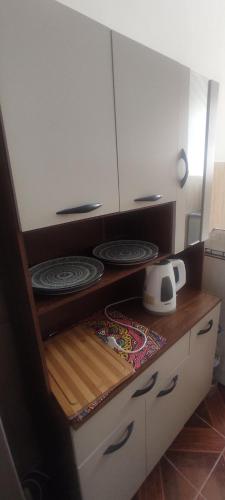 a kitchen cabinet with a tea kettle in it at Departamento monoambiente centrico in Arica