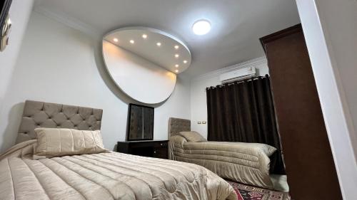 Ένα ή περισσότερα κρεβάτια σε δωμάτιο στο Famous Pyramids View Apartment