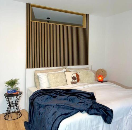 Ένα ή περισσότερα κρεβάτια σε δωμάτιο στο MA City Centre Apart.(Free Parking/Internet/1BR)