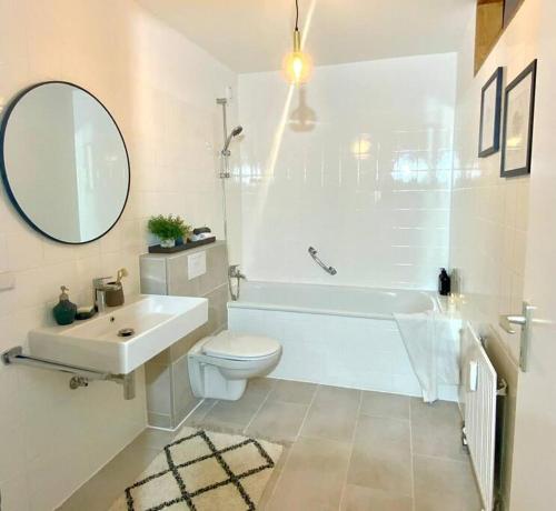 Ένα μπάνιο στο MA City Centre Apart.(Free Parking/Internet/1BR)