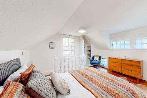 een slaapkamer met een bed en een dressoir bij Cascade Cottage in Mill Valley