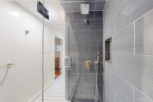 een badkamer met een douche en een glazen deur bij Cascade Cottage in Mill Valley