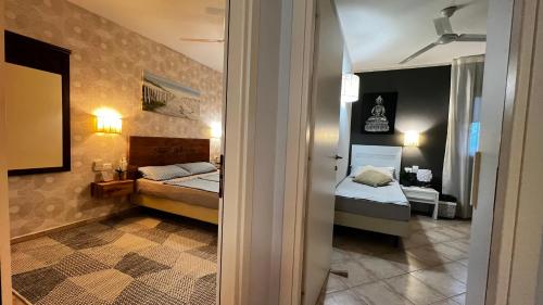 mały pokój z 2 łóżkami i korytarzem w obiekcie Tropical Morabeza Apartment Santa Maria w mieście Santa Maria