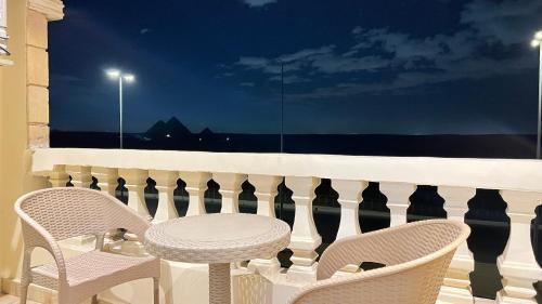 Μπαλκόνι ή βεράντα στο Famous Pyramids View Apartment