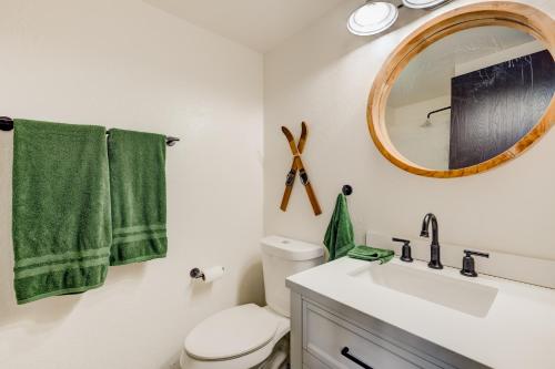 een badkamer met een witte wastafel en een spiegel bij Alder Grove in Incline Village