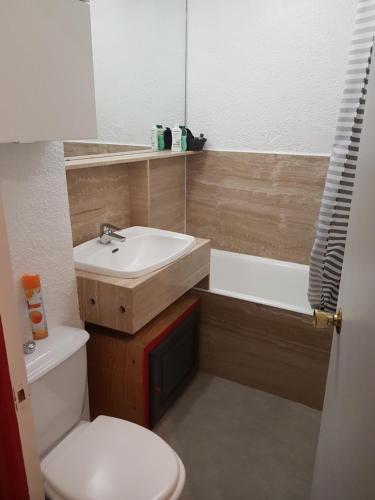 une petite salle de bain avec un lavabo et des toilettes dans l'établissement Studio Cauterets Résidence le Lys, à Cauterets