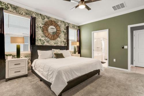 una camera con un grande letto e uno specchio di Windsor Island Wonder - Windsor Island Resort a Davenport