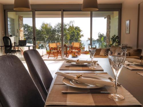 tavolo da pranzo con sedie e bicchieri di Sea end Sun a Volos