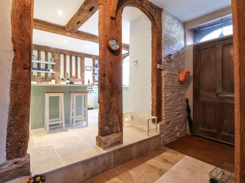 un pasillo con una gran puerta de madera y una pared de ladrillo en The Bridewell en Woodbridge